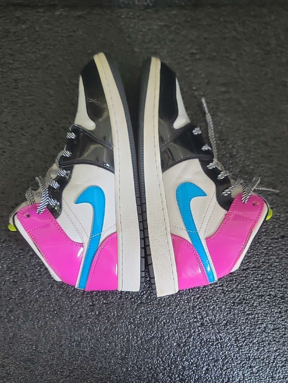 Nike Air Jordan 1 Mid (special edition) "Cyber Active Vibrant Pink" Wmns 8 - Picture 4 of 16